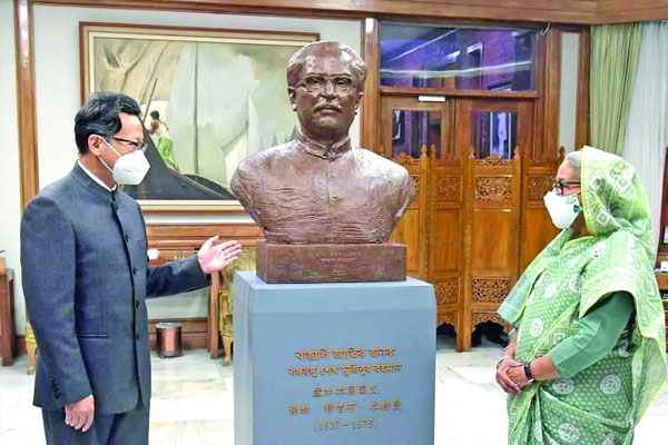 প্রধানমন্ত্রীকে বঙ্গবন্ধুর ম্যুরাল উপহার চীনের