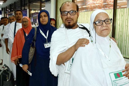 হজে যেতে নিতে হবে করোনার টিকা: ধর্ম মন্ত্রণালয়

