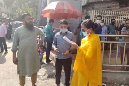 করোনা প্রতিরোধে ঢাকায় জনসচেতনতামূলক কার্যক্রম, মাস্ক বিতরণ ও মোবাইল কোর্টের অভিযান 