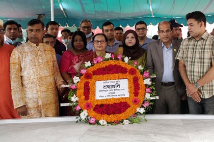 জাতির পিতার সমাধিতে মহিলা ও শিশু বিষয়ক প্রতিমন্ত্রীর শ্রদ্ধা 