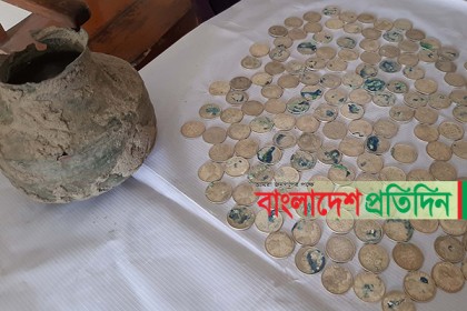 মাটি খুঁড়তেই মিলল কাঁসার কলসভর্তি মুদ্রা!