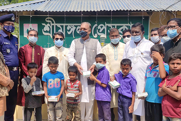 বঙ্গবন্ধুর জন্মদিন উপলক্ষে শ্রীমঙ্গলে ১০০ শিশুর মাঝে খাবার বিতরণ