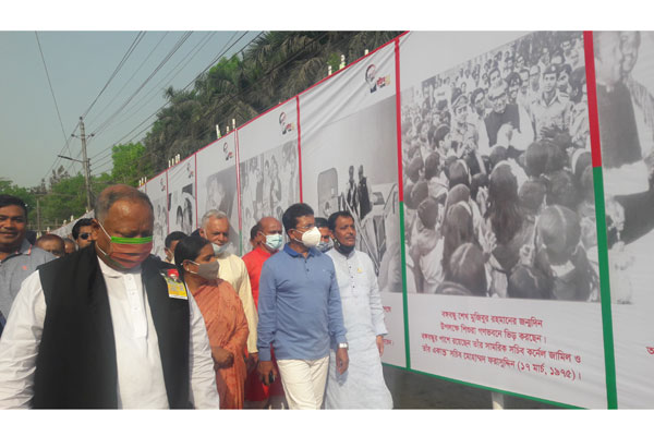 গোপালগঞ্জে বঙ্গবন্ধুর ছবি প্রদর্শনীর উদ্বোধন