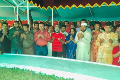 টুঙ্গিপাড়ায় কবর জিয়ারতের মাধ্যমে বঙ্গবন্ধুর জন্মদিন উদযাপন