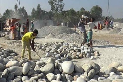 অবৈধ ভাবে পাথর উত্তোলনে হুমকির মুখে 'জাফলং'