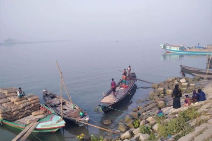 সাড়ে ৩শ' বস্তা আলু নিয়ে পদ্মায় ট্রলার ডুবি