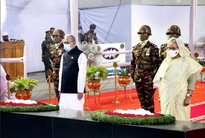 বঙ্গবন্ধুর প্রতিকৃতিতে রাষ্ট্রপতি-প্রধানমন্ত্রীর শ্রদ্ধা