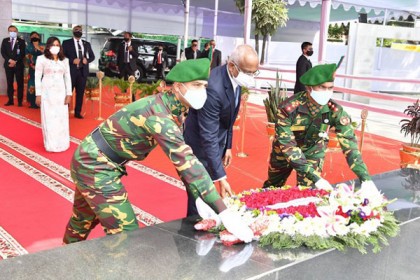 বঙ্গবন্ধুর প্রতিকৃতিতে মালদ্বীপের প্রেসিডেন্টের শ্রদ্ধা