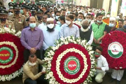 লক্ষ্মীপুরে বঙ্গবন্ধুর প্রতিকৃতিতে সর্বস্তরের মানুষের শ্রদ্ধা 