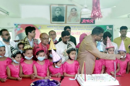 শিশুদের গায়ে নতুন জামা, মুখে তুলে দিলেন কেক