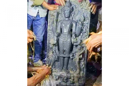 রাজশাহীতে পুকুর খননকালে মিলল বিষ্ণুমূর্তি