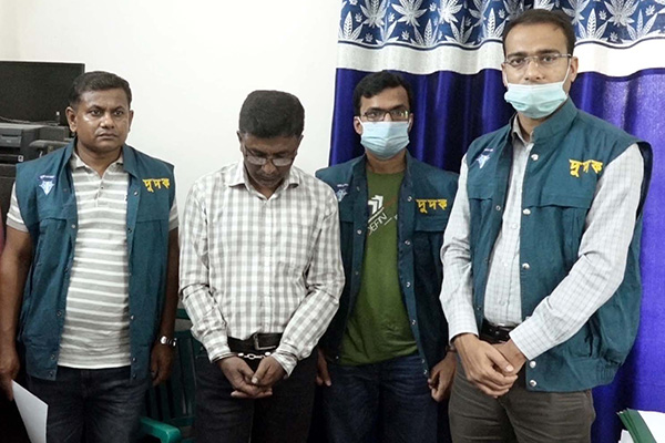 ঘুষের টাকাসহ অডিট কর্মকর্তা গ্রেফতার