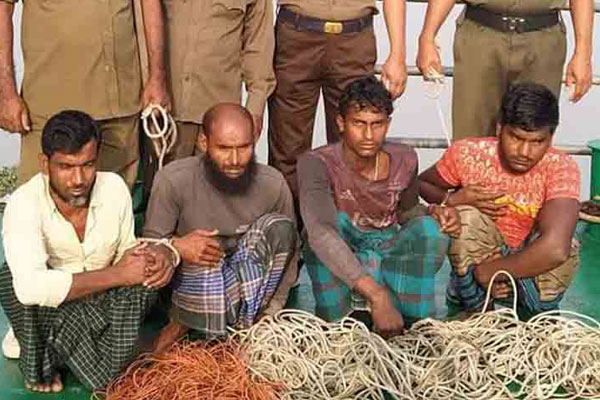 সুন্দরবনে দুটি ট্রলার ও ৪ চোরাশিকারী আটক