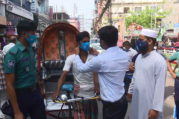 বরিশালে করোনা সংক্রমণ রোধে মাস্ক বিতরণ