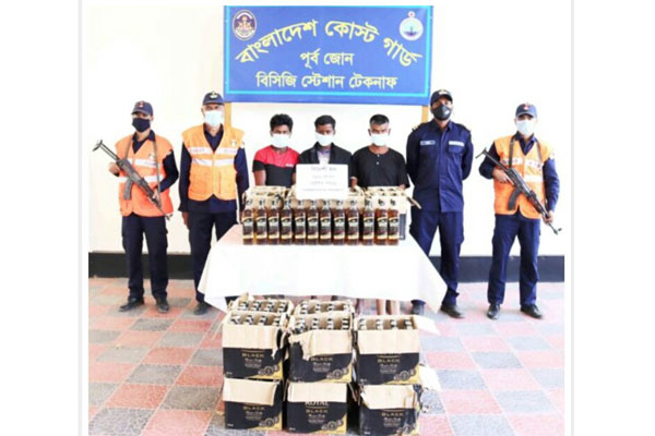  নাফ নদীতে কোস্টগার্ডের অভিযানে বিপুল পরিমাণ বিদেশি মদ ও নৌকা জব্দ