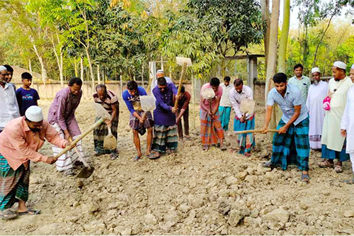 আত্রাইয়ে স্বেচ্ছাশ্রমে ৩ কিলোমিটার রাস্তা নির্মাণ