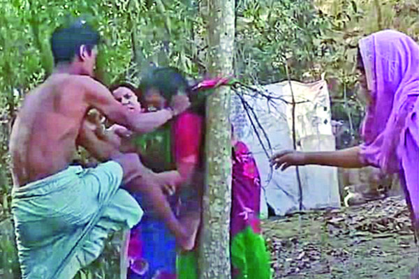 সুদের টাকা পরিশোধ না করায় গৃহবধূকে গাছের সঙ্গে বেঁধে নির্যাতন