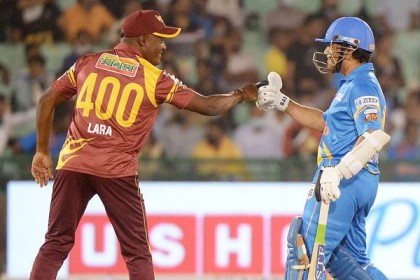
শ্বাসরুদ্ধকর ম্যাচে লারাদের হারিয়ে ফাইনালে শচীনরা