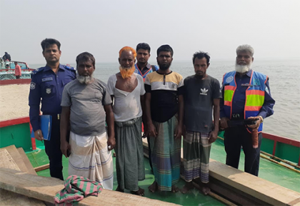 দুর্ঘটনায় ডুবে গেল নৌযান, ৯৯৯ এ ফোন কলে ৪ শ্রমিক জীবিত উদ্ধার