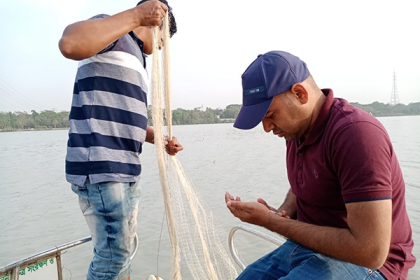 হালদা নদী থেকে কারেন্ট জাল জব্দ   