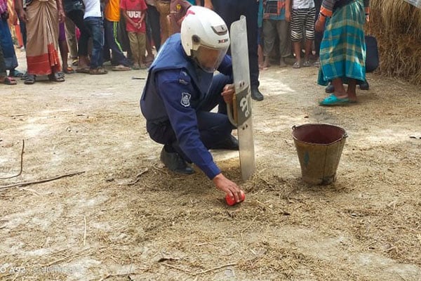 গাংনীতে বোমা সদৃশ্য বস্তু উদ্ধার