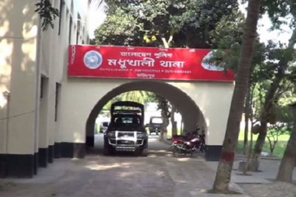 সন্তান পালিয়ে বিয়ে করায় স্কুলশিক্ষক বাবাকে কান ধরে উঠবস করালেন ওসি!

