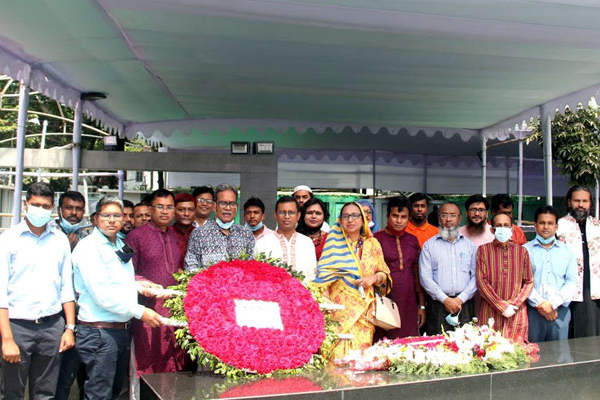 বঙ্গবন্ধুর প্রতিকৃতিতে জবির ভারপ্রাপ্ত উপাচার্যের শ্রদ্ধা