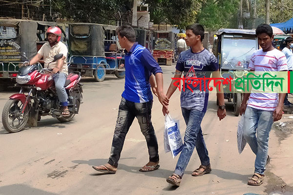 করোনার দ্বিতীয় ঢেউ শুরু হলেও চাঁপাইনবাবগঞ্জে স্বাস্থ্যবিধি উপেক্ষিত
