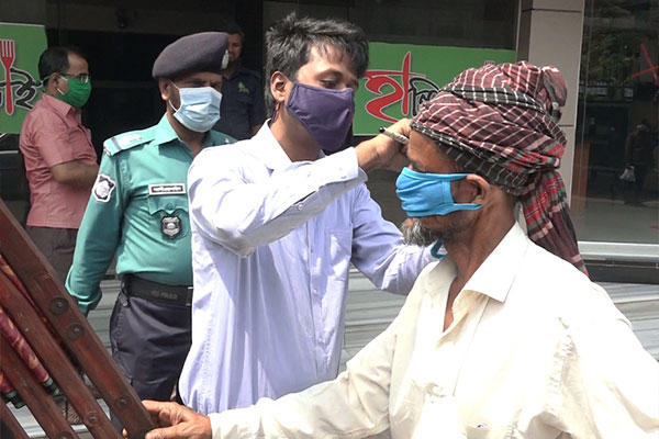 বরিশালে মাস্ক না পরায় ১৫ জনকে জরিমানা