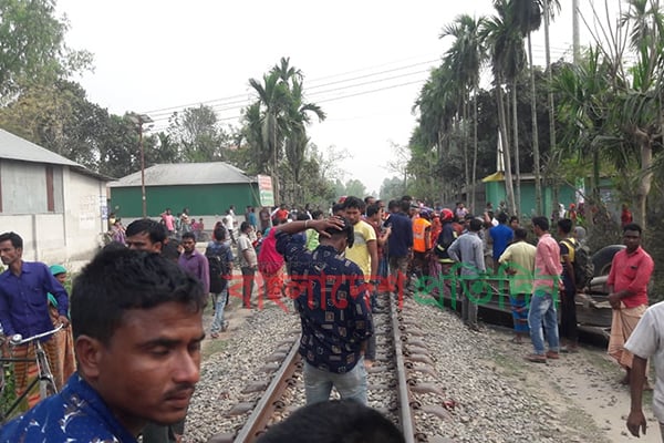 রেল লাইনের উপর ট্রলি, ট্রেনের ধাক্কায় হাত-পা বিচ্ছিন্ন দুই শ্রমিকের