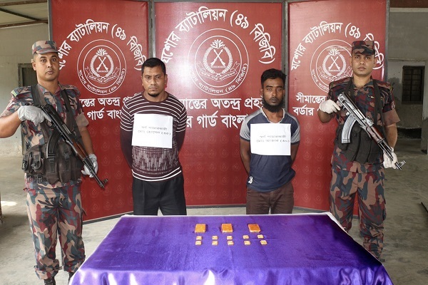 যশোরে ১৩টি স্বর্ণের বারসহ দুই চোরাকারবারী আটক