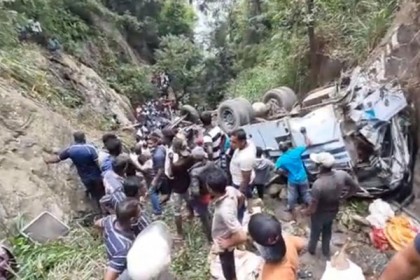 শ্রীলঙ্কায় নিয়ন্ত্রণ হারিয়ে গিরিখাতে বাস, নিহত ১৩
