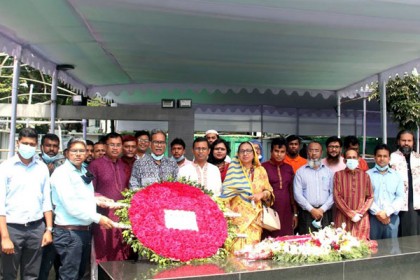 বঙ্গবন্ধুর প্রতিকৃতিতে জবির ভারপ্রাপ্ত উপাচার্যের শ্রদ্ধা