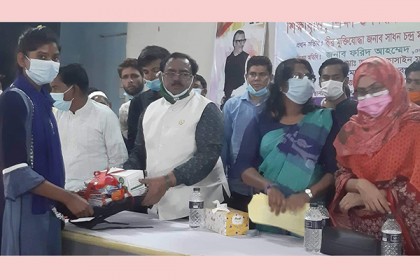 প্রধানমন্ত্রী এখন আর ছেলে-মেয়েদের মাটির ঘরে পড়াতে চান না: খাদ্যমন্ত্রী