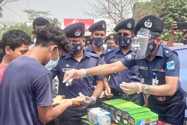 রাজবাড়ীতে করোনা প্রতিরোধে পুলিশের বিভিন্ন উপকরণ বিতরণ