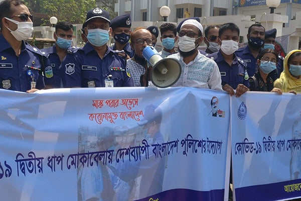 নেত্রকোনায় করোনা সচেতনতায় পুলিশের মাস্ক বিতরণ