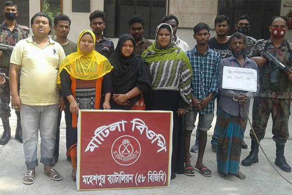মহেশপুর সীমান্ত থেকে নারী ও শিশুসহ আটক ১৩
