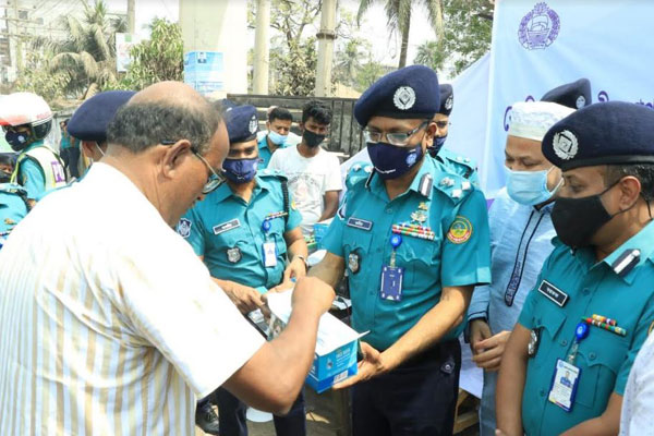 গাজীপুর পুলিশের মাস্ক ও হ্যান্ড স্যানিটাইজার বিতরণ