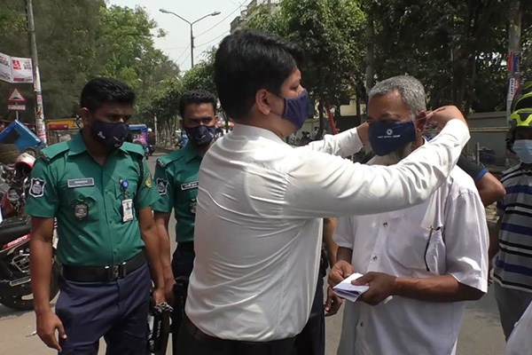 বরিশালে প্রশাসনের পক্ষে বিনামূল্যে মাস্ক বিতরণ