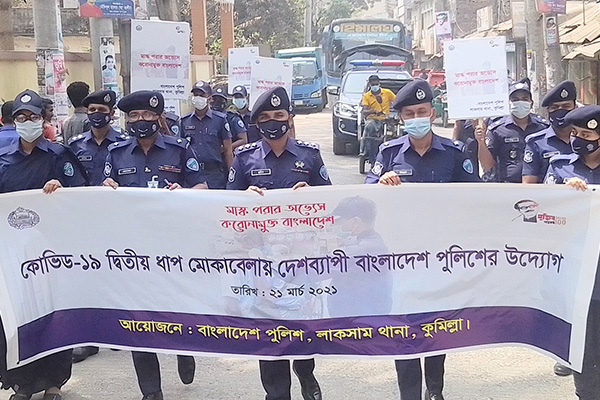 লাকসামে করোনা সচেতনতায় পুলিশের র‍্যালি ও মাস্ক বিতরণ