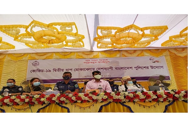 নাটোরে পুলিশের পক্ষ থেকে মাস্ক বিতরণ