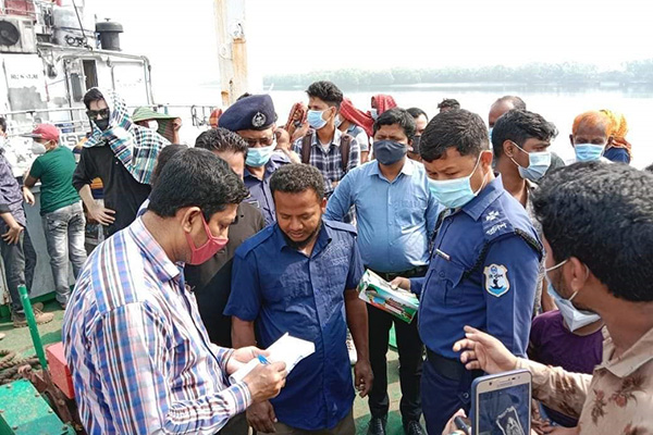 টেকনাফে মাস্ক না পরায় পর্যটকদের জরিমানা
