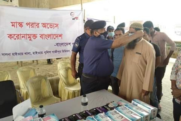 কালিয়াকৈরে মাস্ক নিয়ে মাঠে পুলিশ