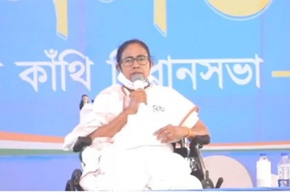 ঘরে ঢুকে গাদ্দার-মীরজাফর সিঁধ কেটেছে: মমতা

