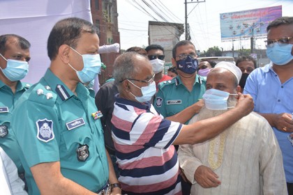 রংপুরে পুলিশের মাস্ক বিতরণ শুরু 