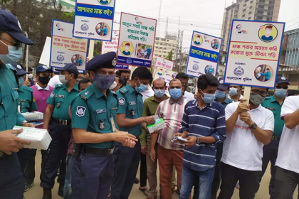 চট্টগ্রামে পুলিশের উদ্যোগে মাস্ক বিতরণ