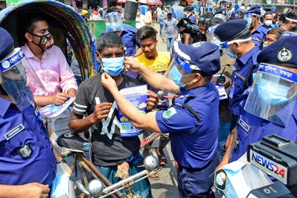 করোনা প্রতিরোধে বগুড়ায় পুলিশের সচেতনতামূলক র‌্যালি