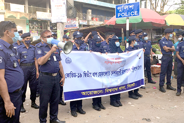 বিশ্বনাথে পুলিশের মাস্ক বিতরণ 