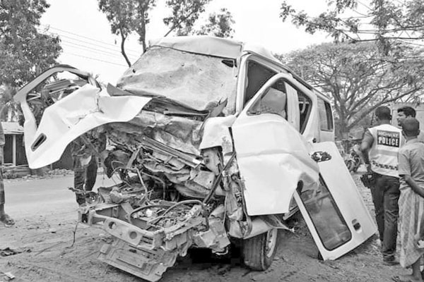 ফরিদপুরে ট্রাক-মাইক্রোবাস সংঘর্ষে নয় জনের প্রাণহানি
