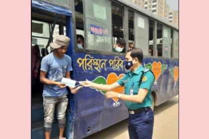 রাজধানীর পল্লবীতে পুলিশের মাস্ক বিতরণ